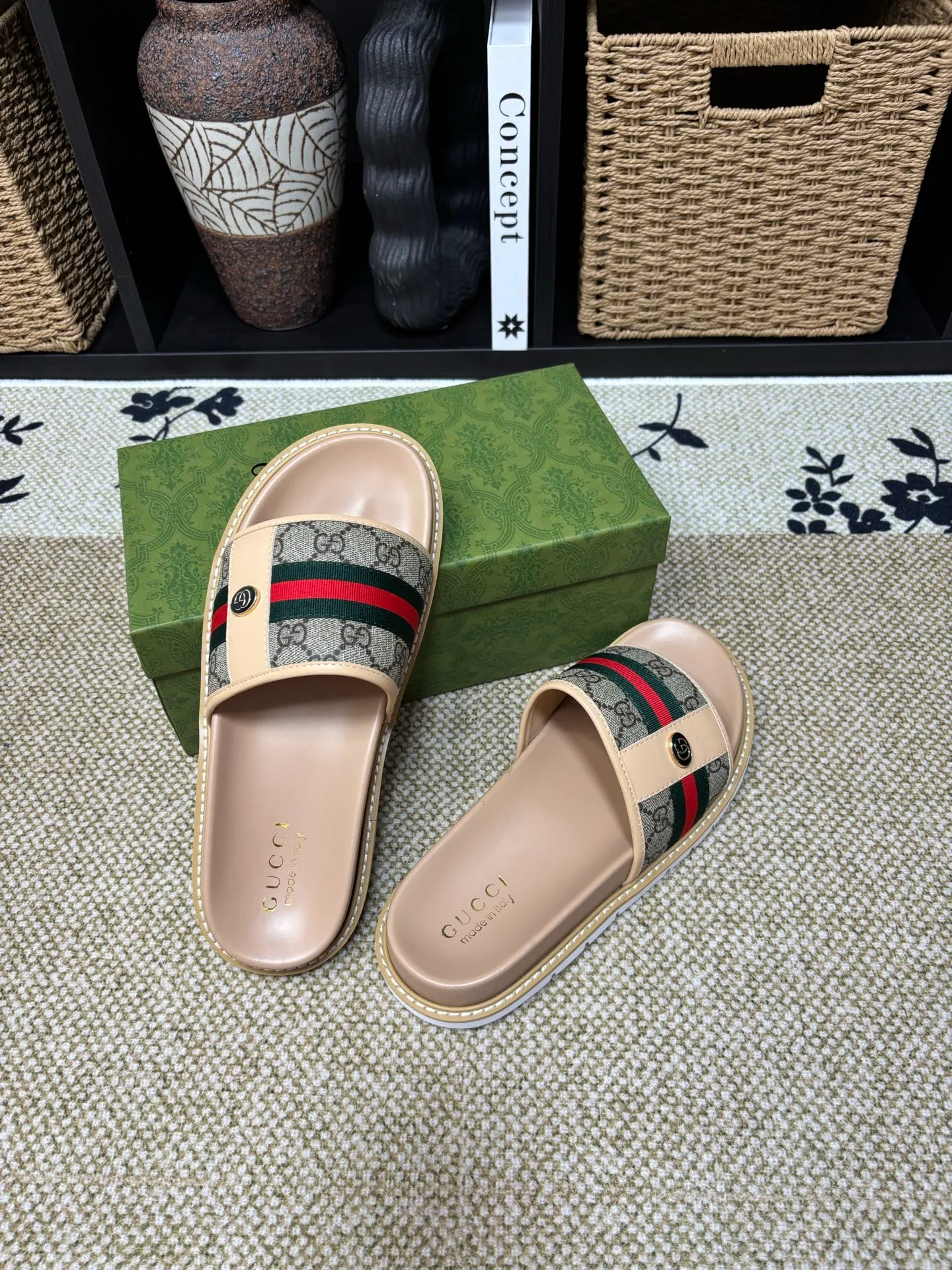 Factory 💰 300 yuan Gucci slippers] high-end men's shoes brand official website 1:1 latest masterpiece: original mold customization, the fabric is made of imported original materials, upgraded outsole, lighter and non-slip. The market's top quality, simple yet tasteful, a must-have for fashionistas, fashionable at your feet, full of confidence, the same style at the counter 👍The season of summer slippers is here. Code: 38-45 (45 customized)